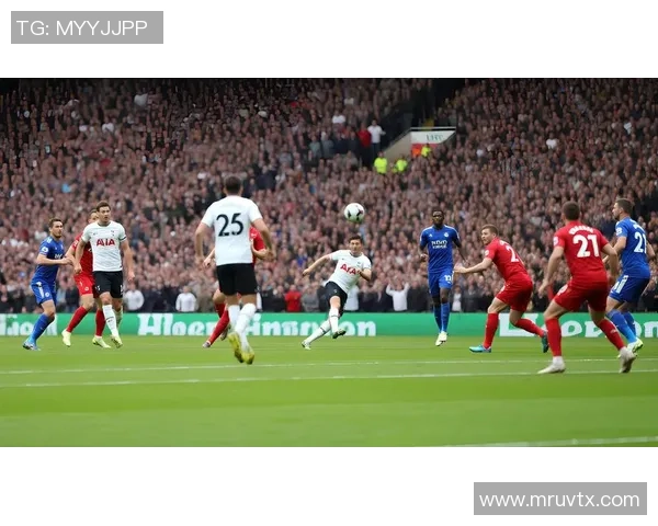 身穿球星背心的足球运动员奔跑在绿茵场上展现激情与力量